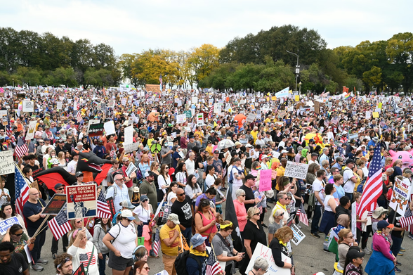 Large No Kings protest in a Chcago park