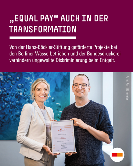 Personalvorständin Kerstin Oster (links) und der Diversity-Beauftragte Jan Pedd (rechts) von den Berliner Wasserbetrieben, gerahmtes Zertifikat des eg-Checks haltend