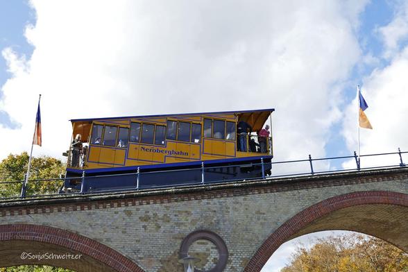 Die Nerobergbahn auf dem Viadukt