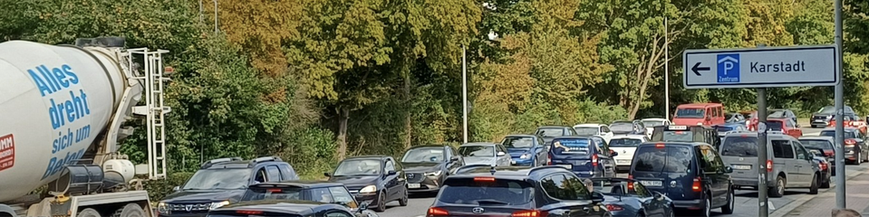 Straßenbild voller Autos in Lüneburg. Das Zentrum wird alas Parkhaus angepriesen. Autostadt ist falsch geschrieben.