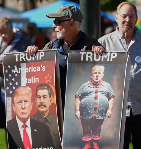 Un “demócrata” bien alienado con cartelitos