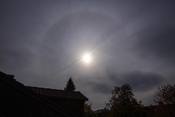 Photo du soleil avec un halo l'entourant