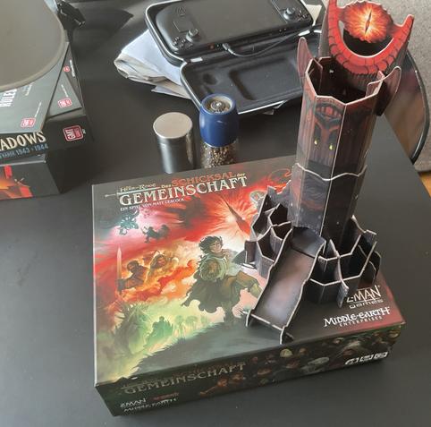 Lord of the Rings Fate of the Fellowship Cover and dice tower