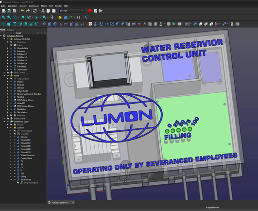 Bildschirmfoto aus FreeCAD. Ein transparentes Gehäuse mit Beschriftung im Stil der AppleTV Serie Severance. Das Firmenlogo von Lumon Industries, der Schriftzug „Water Reservoir Control Unit“ und „Operating only by severanced Employees“ sind zu sehen. Dazu erscheinen durch die transparente Abdeckung die Bauteile im Inneren in verschiedenen Farben und Formen.