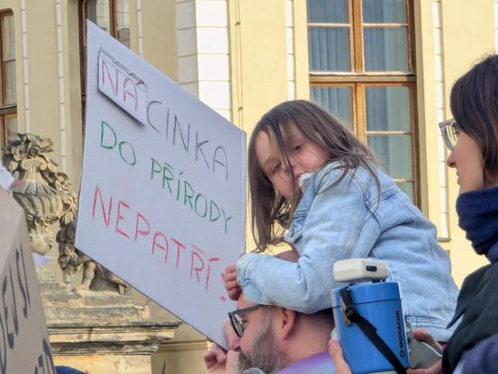 Transparent saying "Nácinka do přírody nepatří"