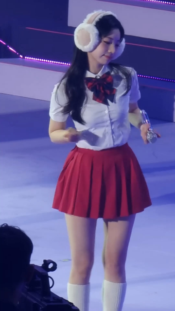 251018 - Dahyun vibing on the music in her headphones during the whisper game