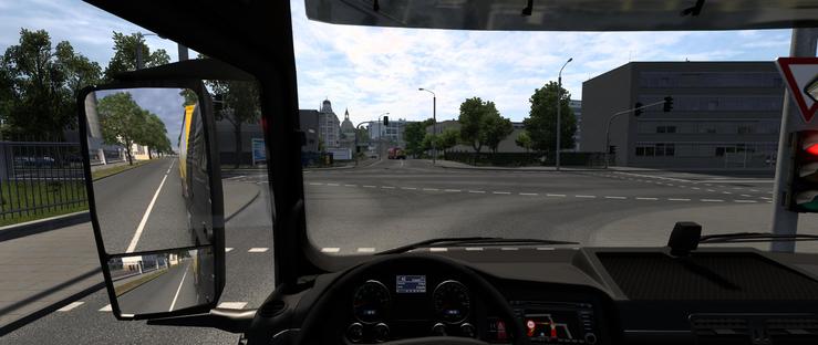 Bildschirmfoto aus dem Spiel Euro Truck Simulator 2. Es ist der Blick aus der Fahrerposition nach vorne zu sehen. Links in den Spiegeln kann der gesamte Bereich links neben dem LKW eingesehen werden.