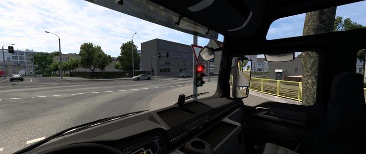 Bildschirmfoto aus dem Spiel Euro Truck Simulator 2. Es ist der Blick aus Fahrerperspektive nach rechts zu sehen. In den Spiegeln ist der gesamte 1m breite Bereich rechts neben dem LKW als auch ein Bereich von ca. 2m vor dem LKW zu einzusehen.