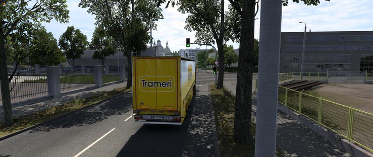 Bildschirmfoto aus dem Spiel Euro Truck Simulator 2. Es ist ein vor einer Haltelinie an einer Ampel stehender LKW von hinten zu sehen. Rechts neben dem LKW sind ca. 1m Platz.
