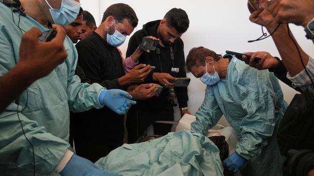Unos médicos analizan el cadáver de un palestino entregado por Israel, el sábado en un hospital de Jan Yunis.