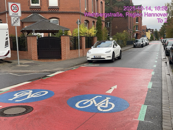 Illegale - Nicht gesetzlich Öffentliche Autolagerflächen - In Der grün Markierten Fahrbahn der Der Premium Radverkehrs Anlage - da Die Konservativen Bezirks - Fraktionen SPD , CDU sich öffentlich von Ehemaligen Parkplätzen trennen wollen .