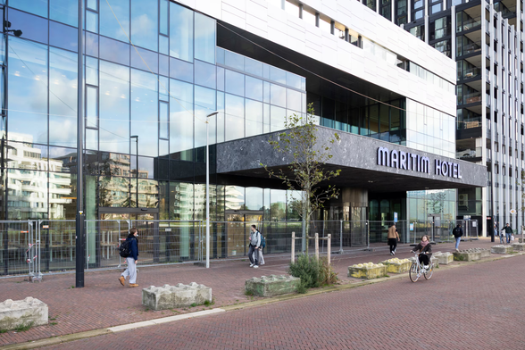 Het spiksplinternieuwe Maritim Hotel lijkt voorlopig niet open te gaan.Bron Angela Baas