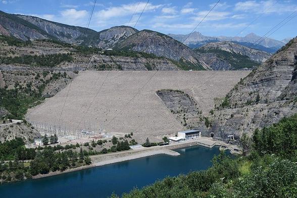 Ouvrages de Serre-Ponçon à #UbayeSerrePonçon (#AlpesDeHautesProvence) *GFM : Guetteur Fusil Mitrailleur. Ces cloches étaient utilisées pour l'observation et la surveillance, mais pouvaient aussi participer à la...
Suite 👉 https://monumentum.fr/architecture-contemporaine-remarquable/acr0001426/ubaye-serre-poncon-ouvrages-de-serre-poncon
#Patrimoine #ArchitectureContemporaine
Photo CC-BY-SA 4.0 : FEY