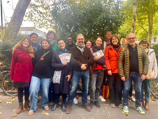 Photo de groupe après tractage sur le marché de Malakoff. Tout sourire, quatorze personnes posent devant des arbres, parmi elles et eux les conseillers municipaux Dominique Trichet-Allaire, Rodéric Aarsse, Bénédicte Ibos, Emmanuelle Jannes, Pascal Brice, Olivier Rajzman, Julie Muret.