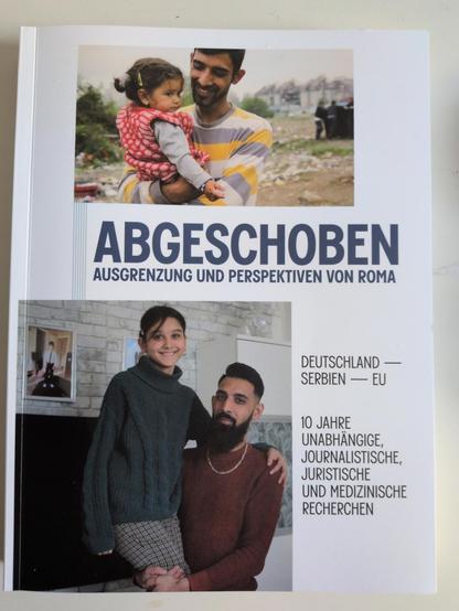 Buchcover.
Zwei Bilder: Oben hält ein abgemagerter Mann ein kleines Mädchen im Arm.
Unten hält der selbe Mann, 10 Jahre später seine Tochter im Arm und sieht besser genährt aus. 
Buchtitel: "Abgeschoben- Ausgrenzung und Perspektiven von Roma."
Untertitel" Deutschland- Serbien-EU"