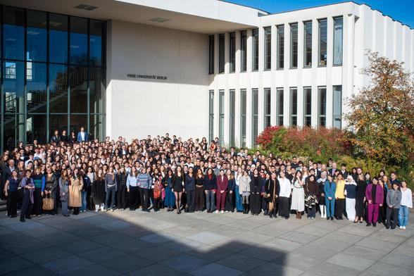 Gruppenfoto der neuen Studierenden. © Charité | Sebastian Hahn