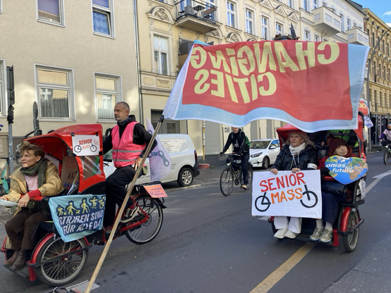 Die Seniorinnen Mass - Wah selbstverständlich mit für Sichere Alters Unabhängige selbstbestimmte Mobilität in Lebenswerten Städten - Auf Der Demo gegen Die Erweiterte A100