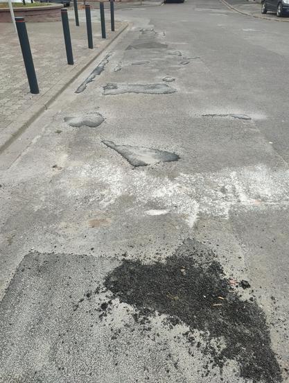 Einige mit Reparaturasphalt notdürftig ausgebesserten Strassenschäden, von denen die ersten schon nach einer Woche erneut Schäden aufweisen!