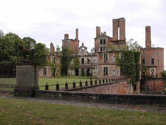 Ancien domaine royal de Randan à #Randan (#PuyDeDôme) Châtellenie connue depuis le XIIe siècle. Château reconstruit sous le règne de François Ier. En 1661, la terre est érigée en duché. En 1821, Adélaïde d'Orlé...
Suite 👉 https://monumentum.fr/monument-historique/pa00092256/randan-ancien-domaine-royal-de-randan
#Patrimoine #MonumentHistorique
Photo CC-BY-SA 4.0 : Auteur inconnu
