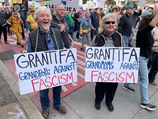 Due manifestani con i cartelli: GRANTIFA
GRANDPOPS AGAINST FASCISM
GRANMOMS AGAINST FASCISM