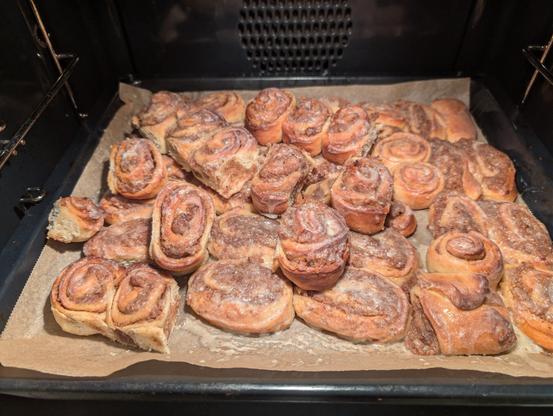 Zimtschnecken auf einem Backblech.