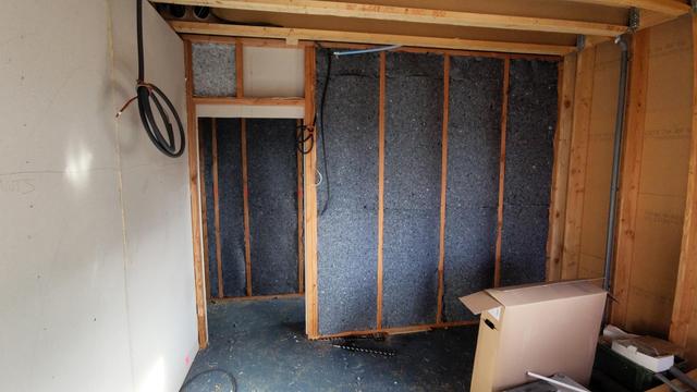 Cloisons en bois isolées avec se la fibre textile