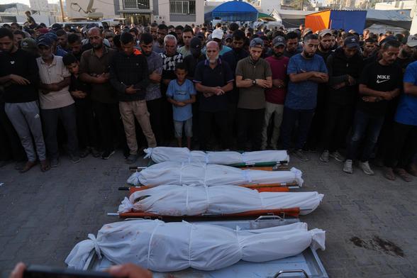 Palestinos rezan ante los cuerpos muertos por los ataques israelíes, este domingo en el hospital Al Aqsa en Deir al Balah, en el centro de Gaza.