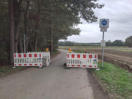 Fahrradstraße mit Absperrung für Autofahrer.
Absperrung durch Beton Klötze verstärkt 
Es ist nur noch eine schmale Durchfahrt in der Mitte für Radfahrer.