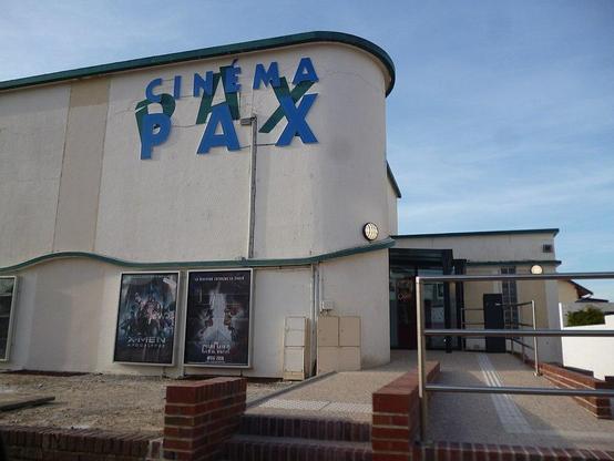Cinéma Le Pax à #Quend (#Somme) Lecompte Georges. Construction 1946.
Suite 👉 https://monumentum.fr/architecture-contemporaine-remarquable/acr0000643/quend-cinema-le-pax
#Patrimoine #ArchitectureContemporaine
Photo CC-BY-SA 4.0 : Vinckie