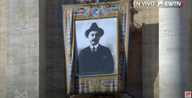 Captura del video de la misa de canonización de hoy, Justo en la parte donde enfocan el pendón con la foto en blanco y negro de José Gregorio Hernández.
