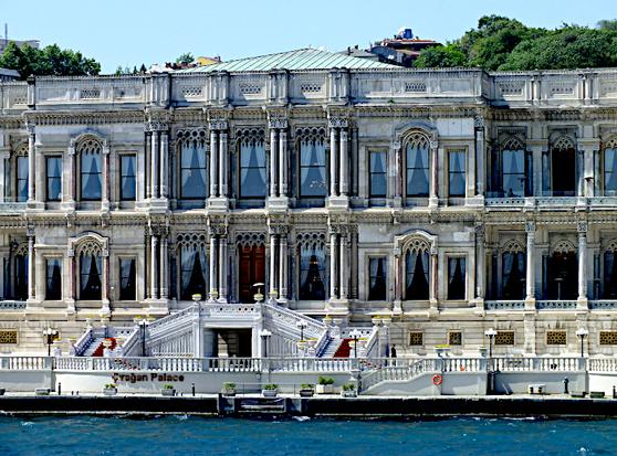 Foto van deel van de gevel van een groot hotel aan de Bosporus (zeearm)