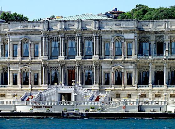 Foto van deel van de gevel van een groot hotel aan de Bosporus (zeearm)