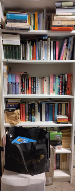 In de meeste foto's bij #Minibiebmaandag staat het kastje centraal. Ik vind ook de inhoud boeiend. Het zijn BIBLIOtheekjes, nietwaar? Daarom mag bij The Making of Parkbieb 2.0 de collectie niet ontbreken. 
In deze Billy-kast staan geduldig alle boeken te wachten die afgelopen jaar zijn gedoneerd en die we zelf wegdoen (de bovenste rij uitgezonderd: die wil ik zelf nog lezen). Heb gepoogd al enigszins te categoriseren: non-fictie, Engelstalig/internationaal, Nederlandstalig, jeugd. 
Voor de kast staan een doos en tas met nog meer leesvoer.

Nu de vraag: welke boeken zal ik als eerste plaatsen? Uiteraard wel een mix