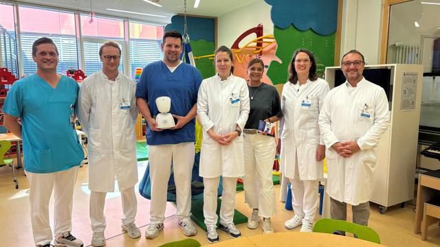 Stark zusammen im Kampf gegen den Krebs, v.re.: Prof. Selim Corbacioglu, Prof. Maya Niethard, Gabriele Goess, Helena Arias, Dr. Daniel Mahr, Prof. Sebastian Geis und Fabian Haberzeht freuen sich über den Lernavatar für die Kinder.

Quelle: Matthias Dettenhofer

Copyright: © UKR