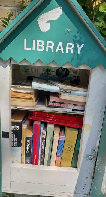 Twee planken met boeken