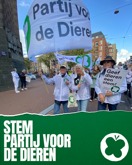 Foto van de dierendag demonstratie van 4 oktober tijdens de mars met mensen met PvdD jasjes aan en PbdD banners, vlaggen en protest bordjes met o.a. Geef dieren een stem!
En daaronder witte tekst op groen vlak: Stem Partij voor de Dieren.