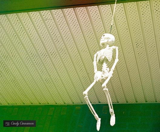 Décoration d’Halloween: Petit squelette au plafond d’une entrée de maison. Photographie par Cindy Cinnamon