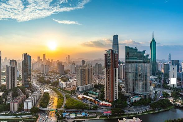 <p>中国広東省深圳市で15日に開幕した「2025湾区（広東・香港・マカオグレーターベイエリア）半導体産業エコシステム博覧会」（WESEMIBAY）で、電子計測機器メーカー、深圳市万里眼技術（LongSight）が独自開発した次世代超高速リアルタイムオシロスコープが正式に発表された。帯域幅は90GHzを突破し、世界の先進水準に到達している。</p>
<p>オシロスコープは科学技術と産業分野の上流における重要設備機器であり、製品の科学研究、開発・試験、生産・製造などで広く利用されている。肉眼では見えない電気信号を可視化する装置であり、技術者や科学者にとって「目」と「ものさし」に相当する。</p>
<p>これまで、海外製の高性能オシロスコープが60GHz以上の帯域幅を持つ一方、多くの中国産製品は20GHz以下にとどまり、中国のハイエンドオシロスコープ産業では長らく技術的ボトルネックの打破が課題となっていた。</p>
<p>今回の20GHzから90GHzへの飛躍の背後には、長年にわたる研究開発の積み重ねと、「産学研」の深い融合がある。深圳市万里眼技術の劉桑最高経営責任者（CEO）は、この成果は単なる要素技術の寄せ集めではなく、基礎材料や精密製造、コアチップ、アルゴリズムなど各分野での融合とシステム最適化を伴う持続的な統合イノベーションの結果であると述べた。</p>
<blockquote class="wp-embedded-content"><p><a href="https://36kr.jp/366533/">「中国製半導体が市場を奪う」米NVIDIAの輸出空白が招いた誤算、H20代替品続々投入</a></p></blockquote>
<p></p>
<p>現在、通信機器大手の華為技術（ファーウェイ）や上海交通大学など複数の企業や研究機関で同オシロスコープについての応用・試験が行われている。</p>
<p>中国計量科学研究院の崔孝海研究員は、超高速リアルタイムオシロスコープの技術的ブレークスルーについて、「中国基準」のさらなる普及を後押しするとともに、半導体や第6世代移動通信システム（6G）、光通信、インテリジェントドライビングなど多くの分野で幅広い利用の可能性を持つとの見解を示した。【新華社深圳】</p>