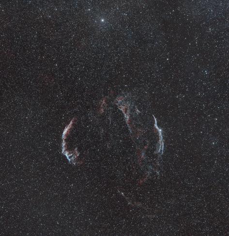 Puna- ja sinisävyisinä hehkuvat räjähtäneen supernovan riekaleet muodostavat kehän