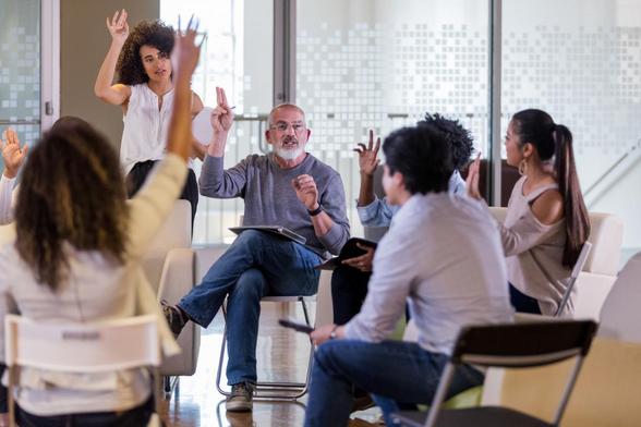 Reunión entre los vecinos de una comunidad. (STEVE DEBENPORT)