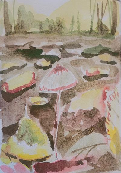 Aquarellskizze: ein Stück Waldboden aus der Froschperspektive, vorne mittig ein Pilz auf einem dünnen Stiel,  darunter und überall Herbstlaub,  im Hintergrund fällt grünes Licht durch Stämme
