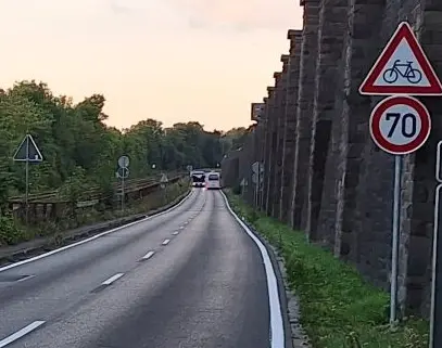 Tempo 70 auf beengter Straße mit Radverkehr, im Hintergrund enge Begegnung von Bussen