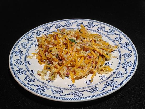 tous les ingrédients, râpés, dans assiette.