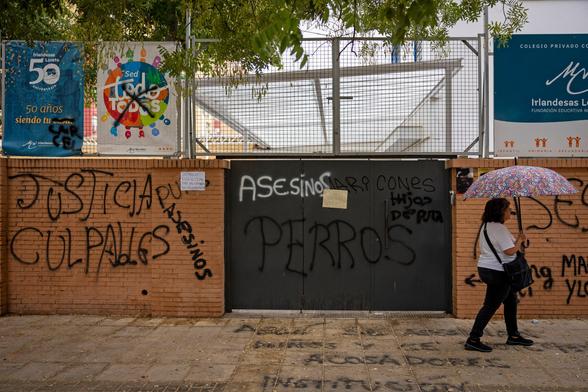 Pintadas en el colegio Irlandesas de Loreto de Sevilla pidiendo justicia para Sandra. FOTO: PACO PUENTES (EL PAÍS)