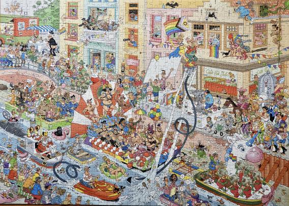 Een puzzel met een tekening van Jan van Haasteren(studio).
De afbeelding is van de puzzel is een stukje gracht met een deel van de Amsterdam canal pride. Een bont gezelschap dus met doldwaze situaties in de tekening.