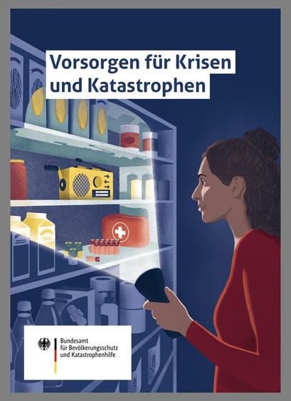 Titelseite der Broschüre „Vorsorge für Krisen und Katastrophen“. Eine Frau leuchtet mit einer Taschenlampe in ein Regal, in dem wichtige Lebensmittel, ein Radio und ein Erste-Hilfe-Set aufbewahrt sind.