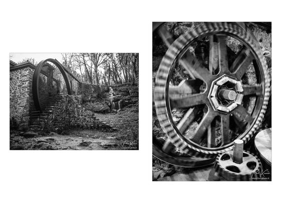 Diptyque sur fond blanc de deux photos, monochromes en noir et blanc la première en format horizontal alors que la seconde est en format vertical.
Toutes les deux présentent une partie de la mécanique d'un moulin à eau : 
Sur la première photo, on voit une grande roue métallique à augets d'une dizaine de mètres de diamètre, installée entre un mur du moulin et un massif  de soutènement à trois axes, également en maçonnerie de pierres. L'eau arrive au sommet de la roue par le biais d'une rigole de bois depuis un point supérieur du versant de colline sur lequel est établi le moulin.
Sur la seconde photo, prise à l'intérieur du moulin, on voit une grande roue, à engrenage, montée sur le même axe que la roue à augets externe et qui transmet le mouvement de rotation à une autre petite roue à engrenages, horizontale celle-ci, et dont la rotation est transmise aux meules via d'autres d'autres engrenages à l'étage inférieur.
Les deux photos ont été captées avec un temps d'ouverture suffisamment long afin d' enregistrer les mouvements de rotation.