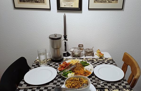 Der Eßtisch ist gedeckt.