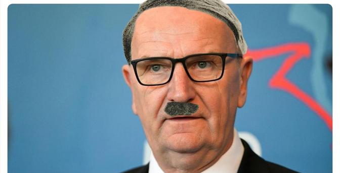 Woidke, Ministerpräsident von Brandenburg mit neuer Frisur und Bärtchen. (Photogeshoppt, das zusätzliche Material stammt von einer Drecksfotze, die zu feige war, Verantwortung für die schlimmsten Verbrechen zu übernehmen)