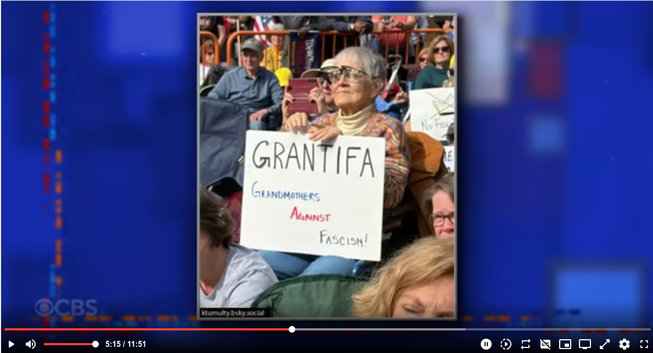 Eine Frau hält bei den NoKings-Protesten in den USA ein Schild hoch, auf dem "Grantifa - Grandmothers Against Fascism" steht.